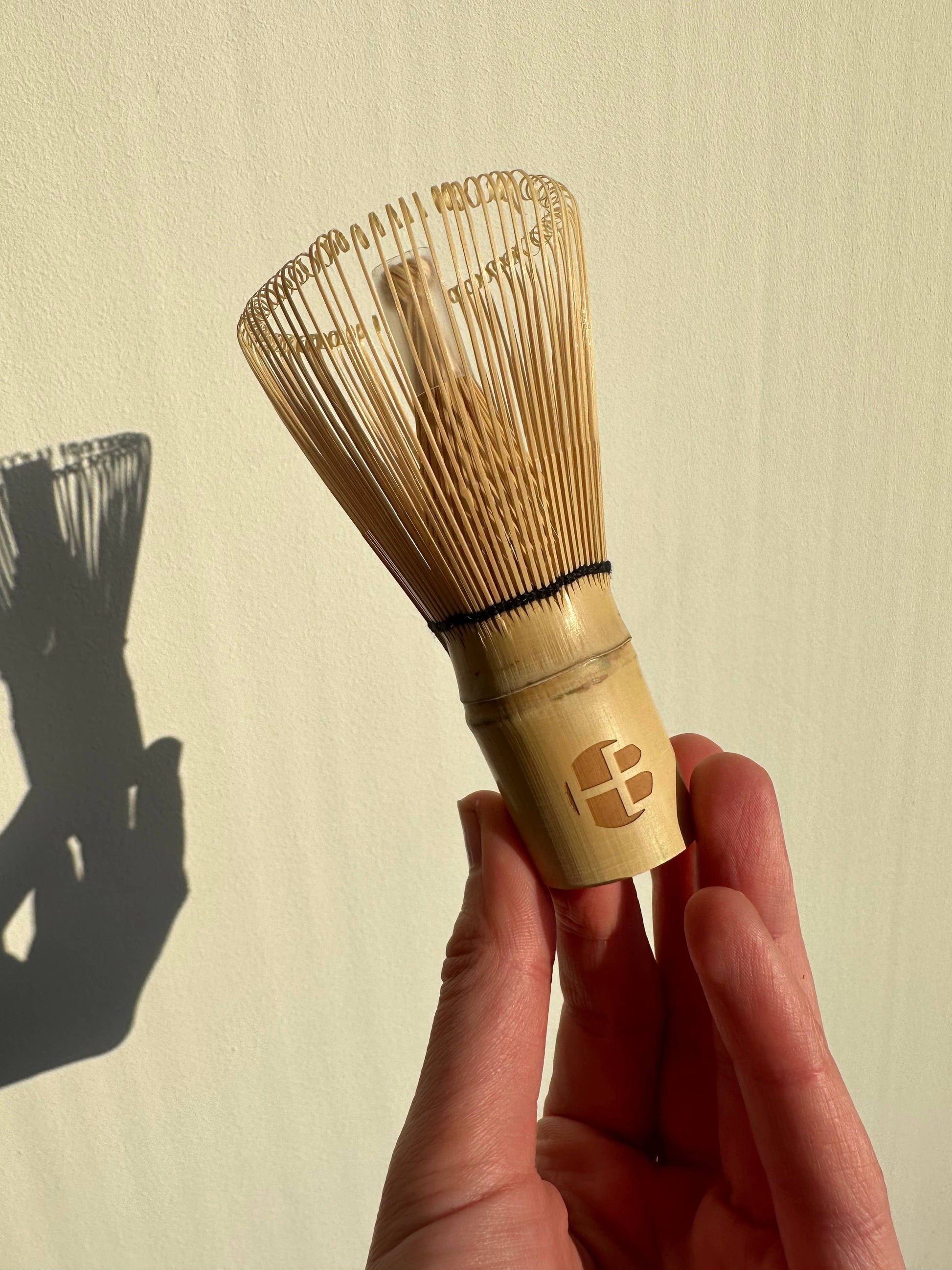 Escoba de bambú dorada Matcha