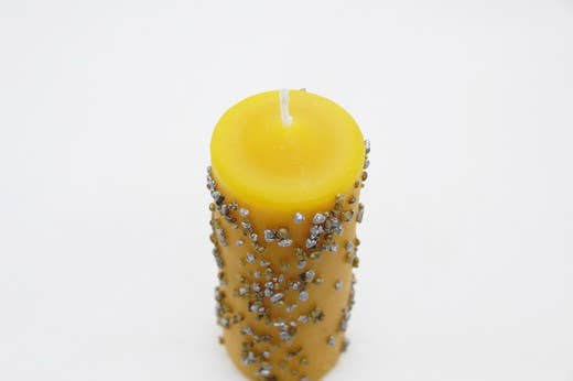 Candle for the purpose of attracting quick money