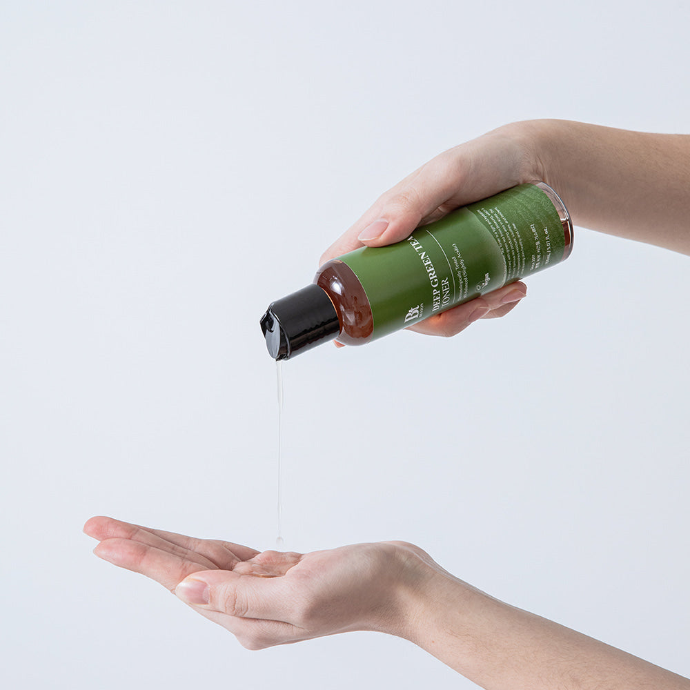 Tónico Benton Deep Green Tea de 150 ml vertido en la palma de la mano