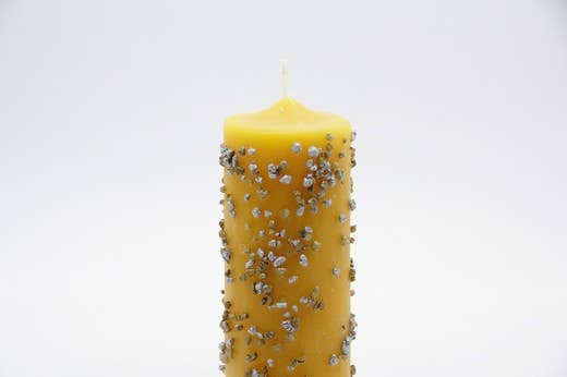 Candle for the purpose of attracting quick money