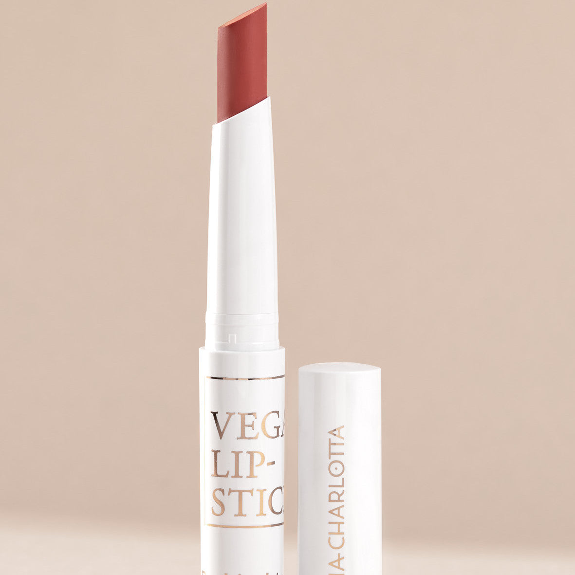 Envase de Kia Charlotta Barra de labios Embracing Failure 1,8 g