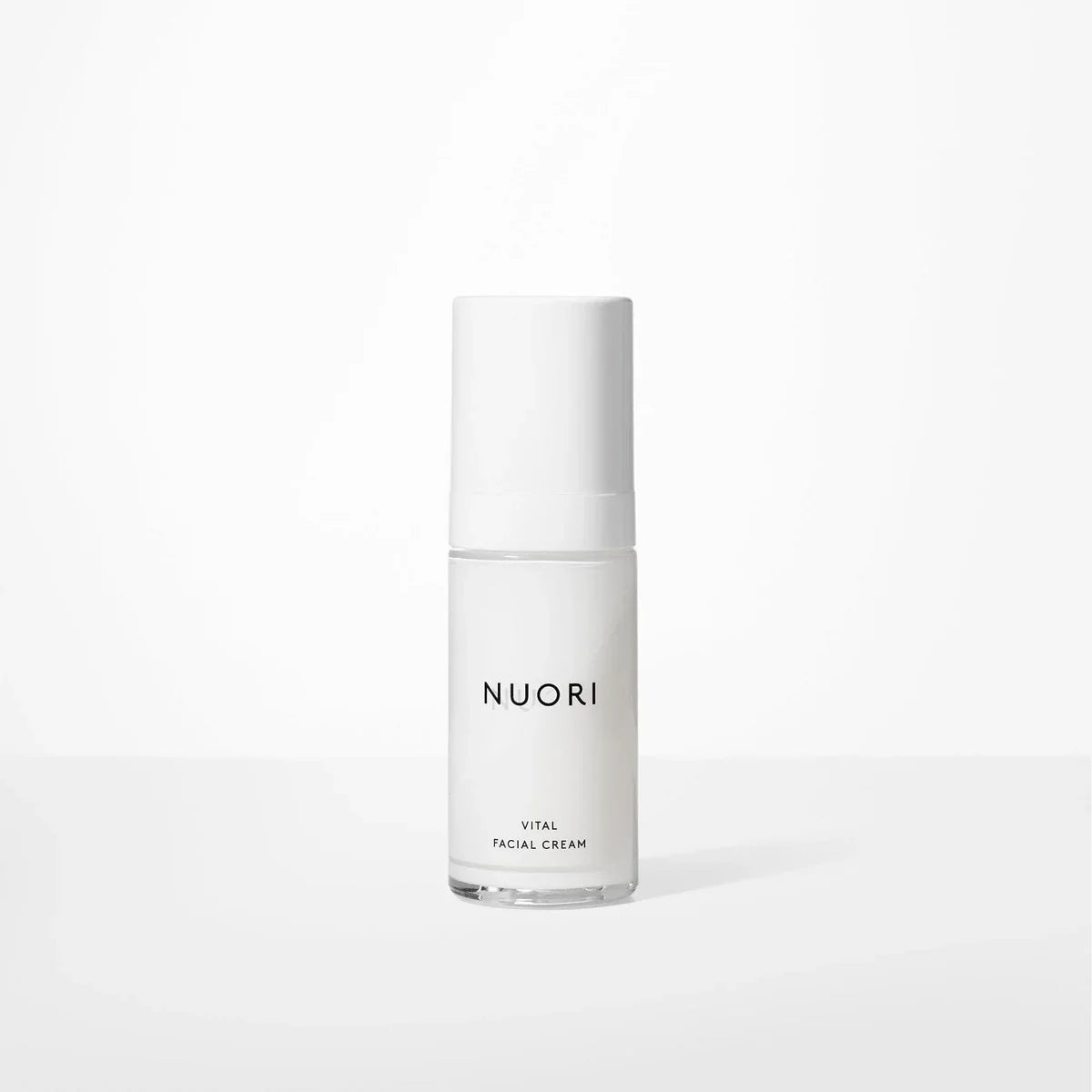 Envase de la crema facial Nuori Vital de 30 ml con acabado mate