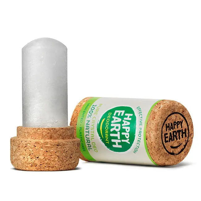 Piedra de alumbre Happy Earth Crystal Stick de 90 g abierta junto a su tapa de corcho