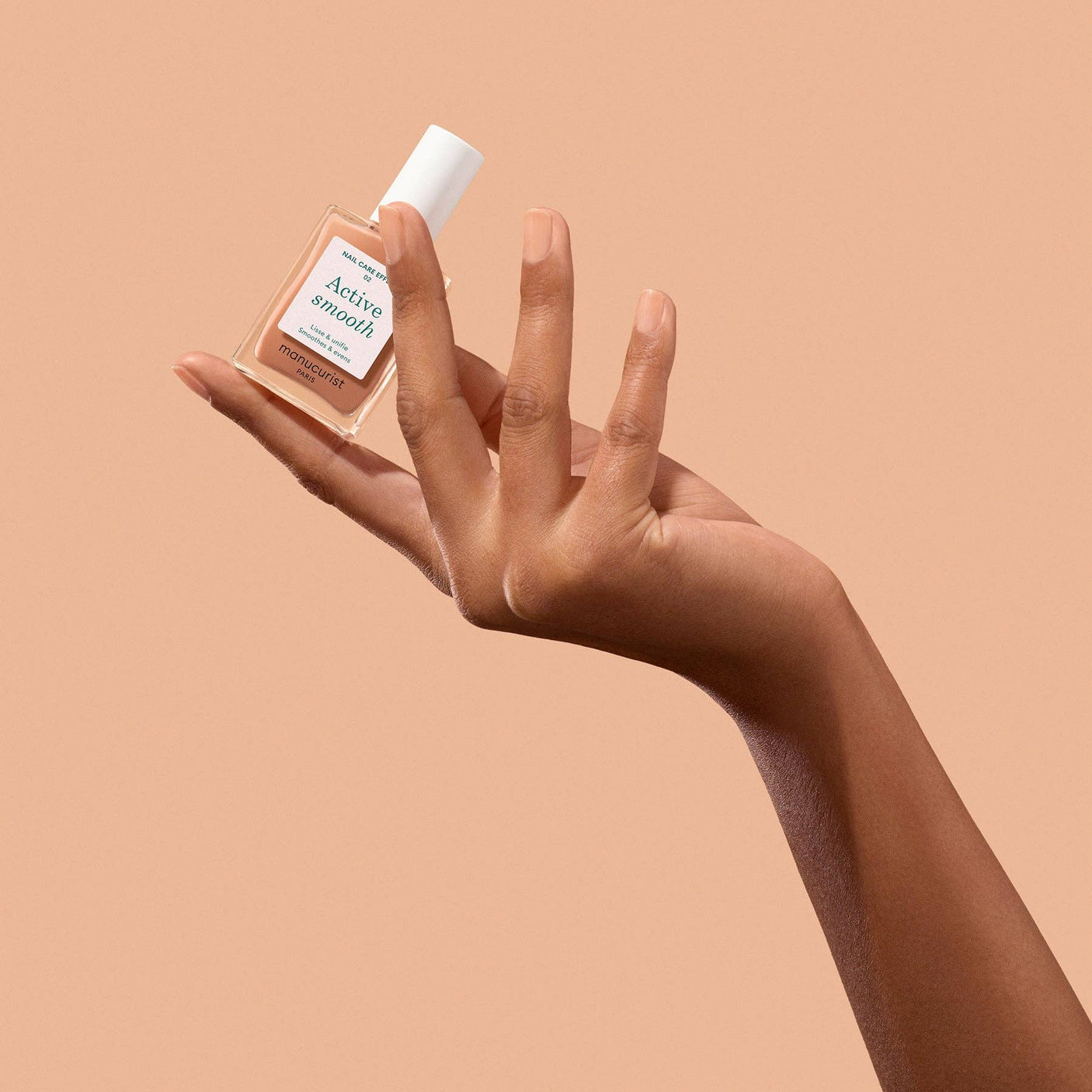 Tratamiento alisador de uñas Active Smooth 02, ideal para un look "clean girl" y uñas perfectas.
