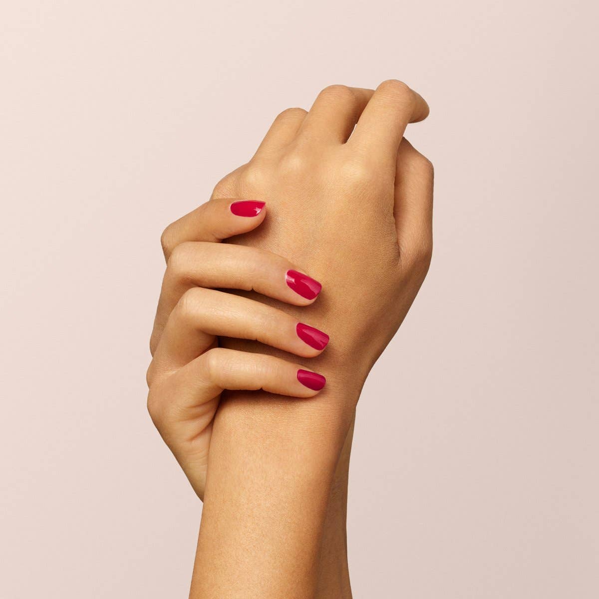 Plano de detalle de una mano mostrando el acabado profesional y uniforme del esmalte bio-basado Granada.