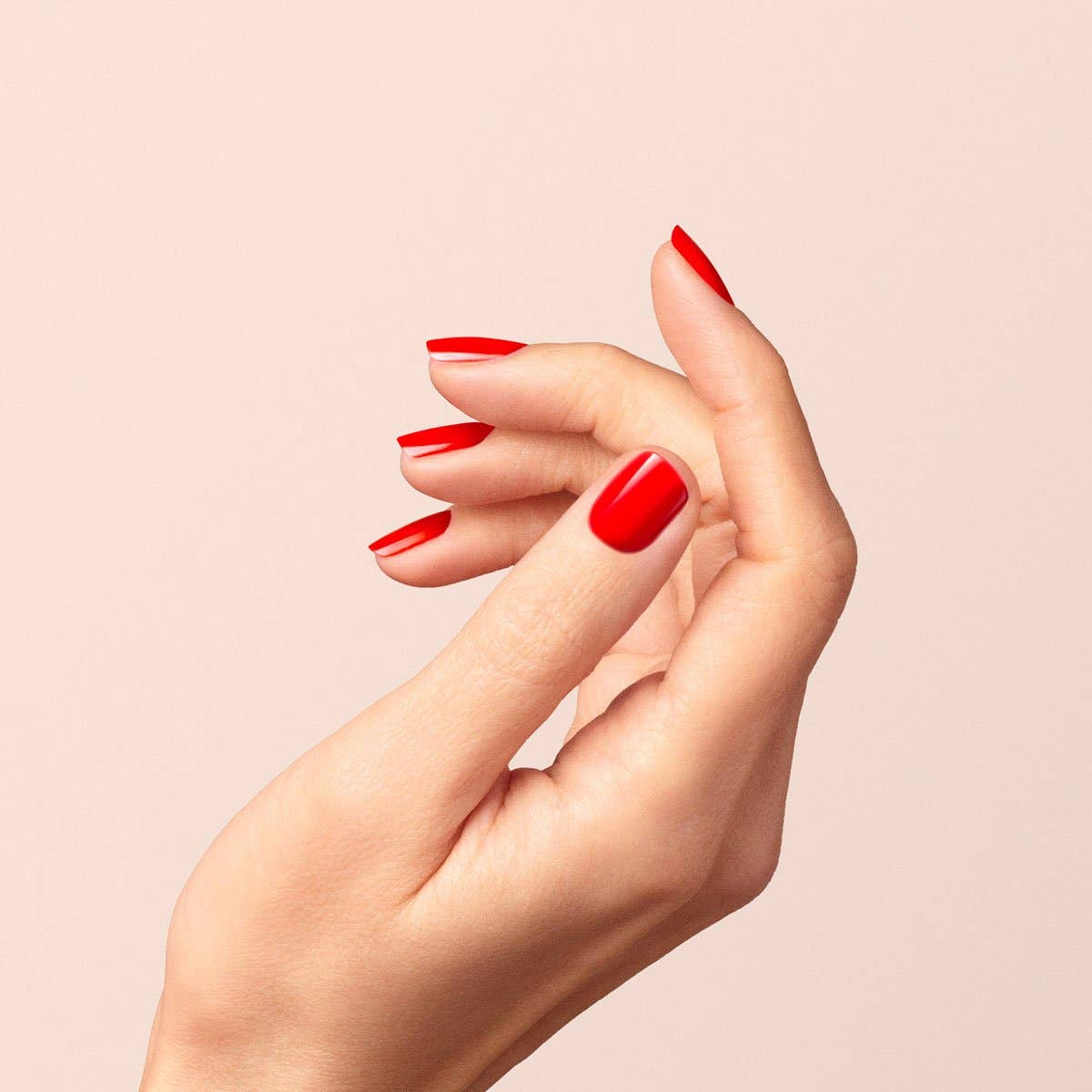 El icónico rojo Anémone de Manucurist en pieles claras, destacando su elegancia atemporal.