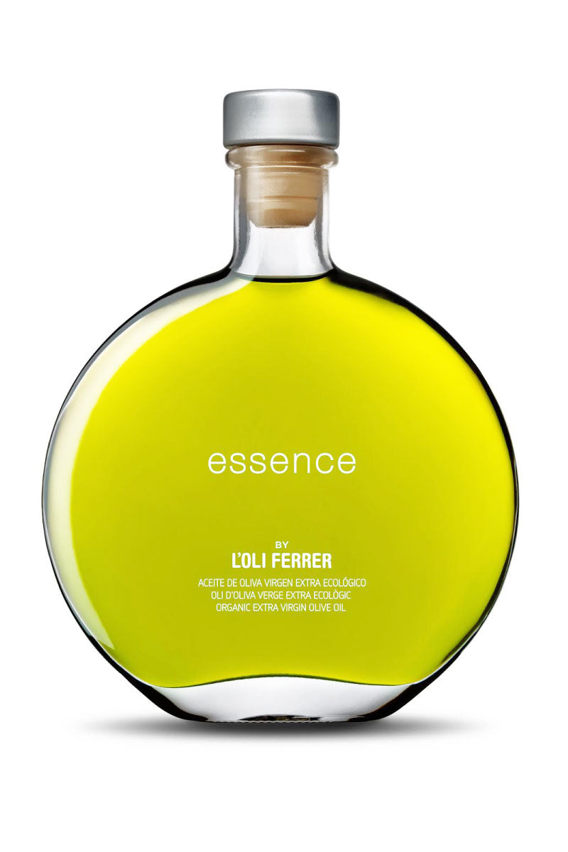 Botella de aceite de oliva virgen extra ecológico Essence by L’Oli Ferrer sobre fondo blanco