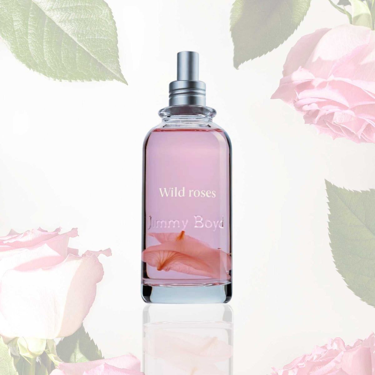 Frasco de Jimmy Boyd Wild Roses de 200 ml con pétalos de rosa y fondo floral