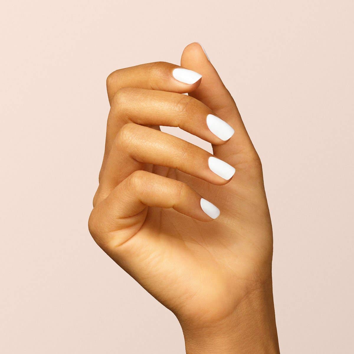 Detalle de la textura fluida y pigmentación intensa del esmalte blanco Nieve de Manucurist.
