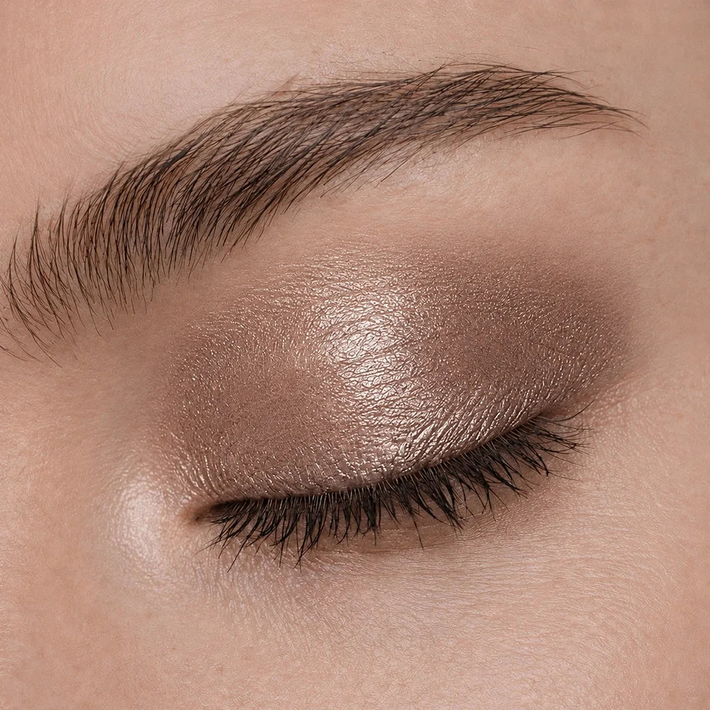 Muestra del tono marrón cálido JOIK 01 Soft Brown sobre el párpado