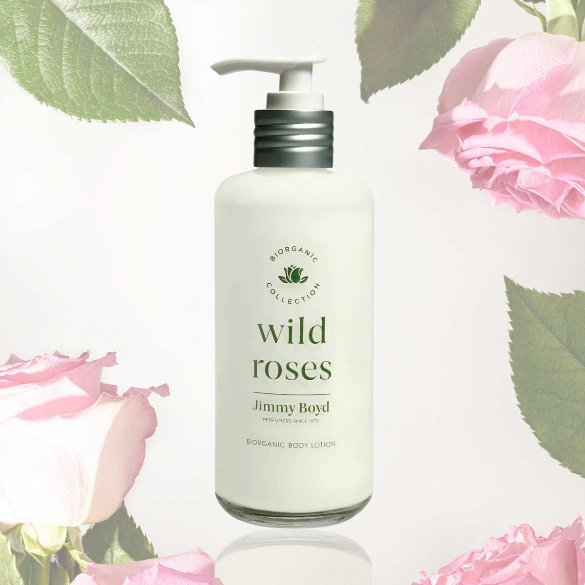 Loción corporal Jimmy Boyd Wild Roses de 200 ml rodeada de rosas y hojas