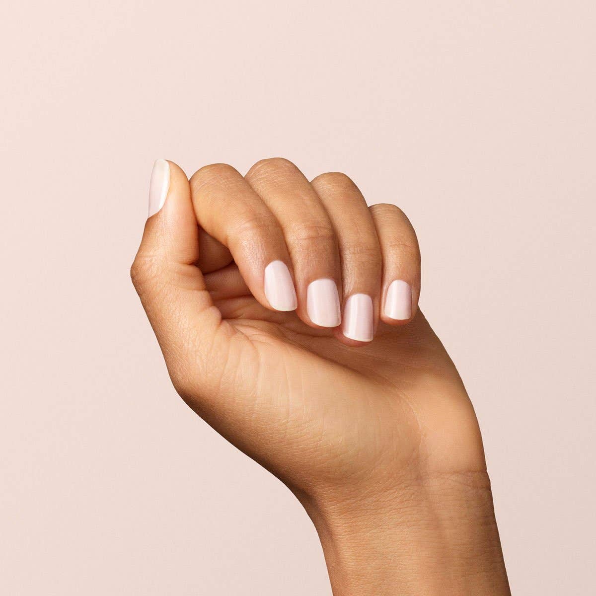 Resultado del tono Blanco Lechoso de Manucurist para un look "Clean Girl" sofisticado y profesional.