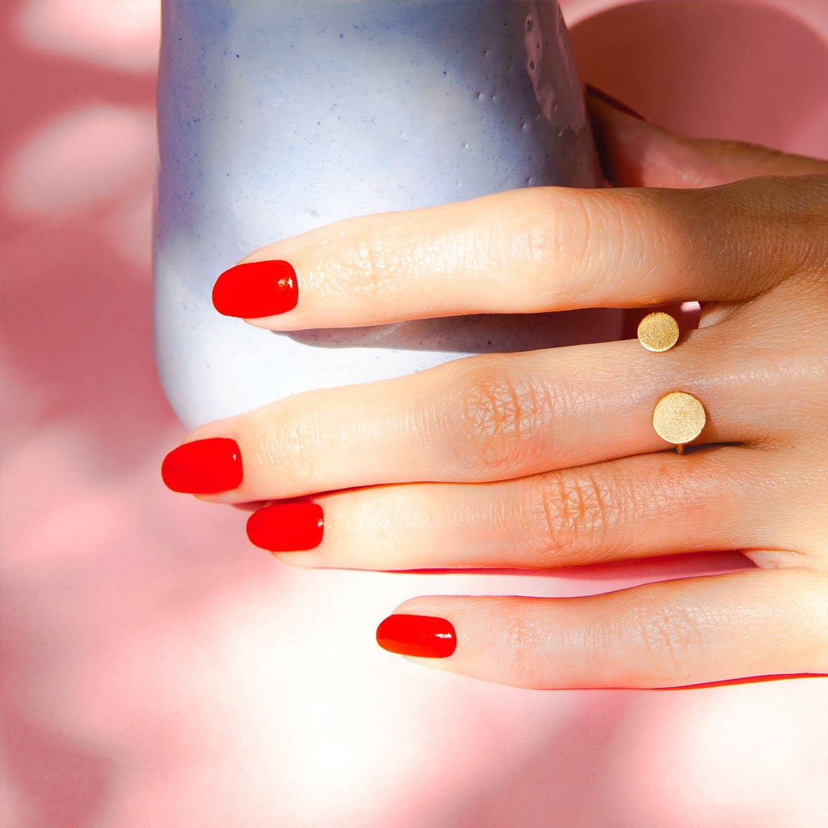 Estilo sofisticado con el esmalte de uñas Anémone de Manucurist, ideal para cualquier ocasión.