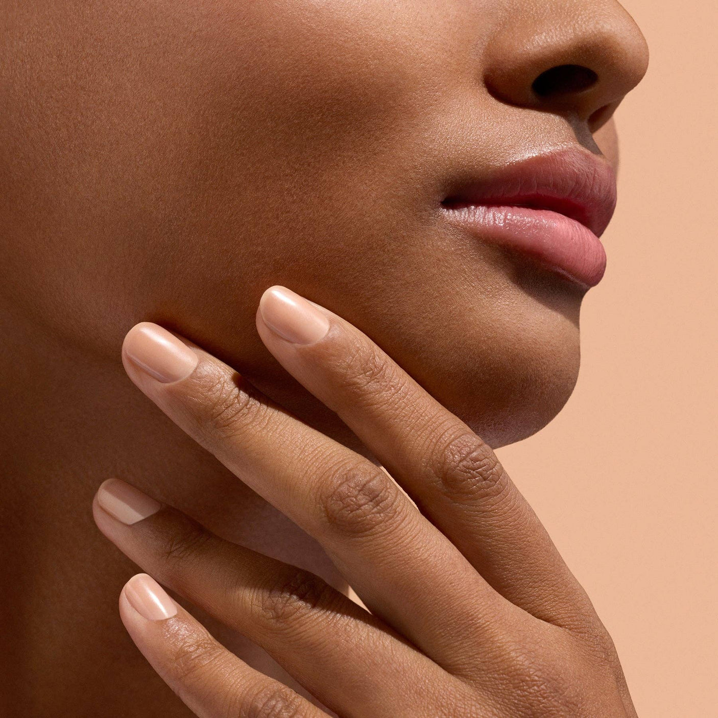 Acabado beige natural del perfeccionador Active Smooth 02 de Manucurist en manos cuidadas.