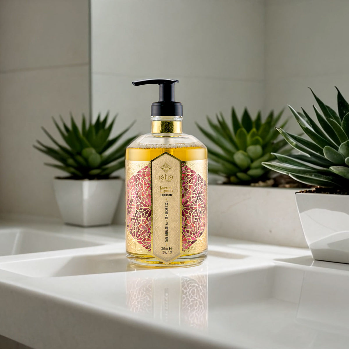 Jabón líquido ISHA Rosa Damascena de 375 ml con dosificador junto a un lavabo