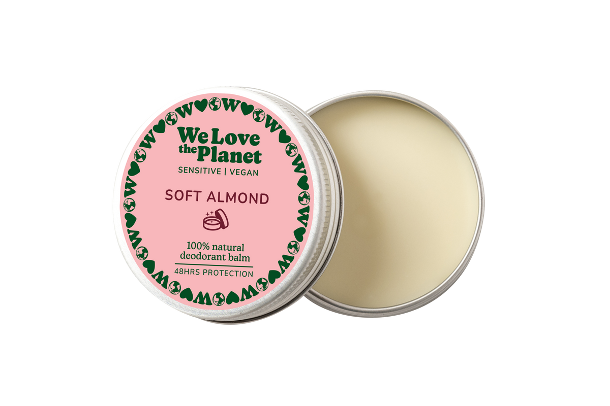 Lata abierta y textura del desodorante We Love The Planet Soft Almond de 35 g