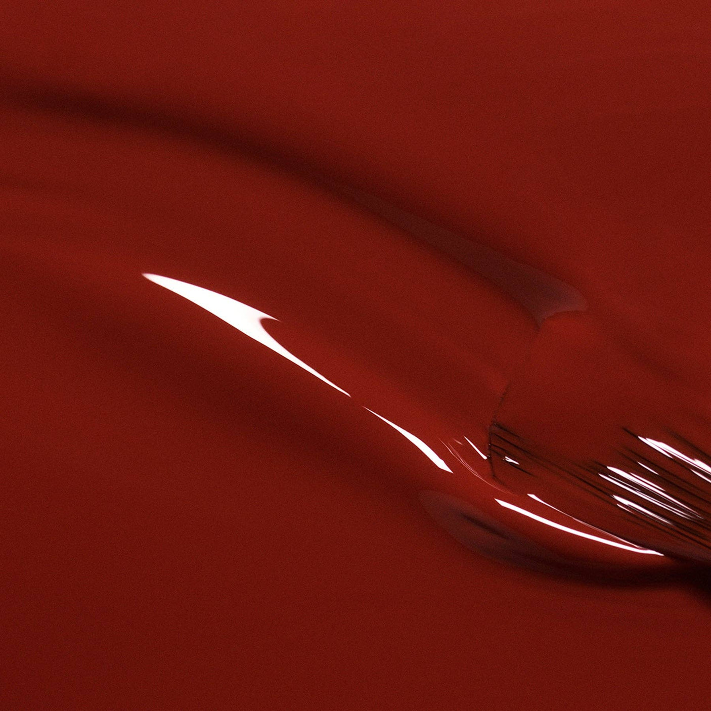 Detalle de la textura fluida y el acabado brillante del esmalte Bohemia de Manucurist sobre el pincel de precisión.