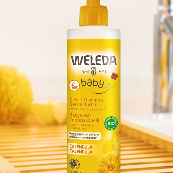Champú y gel de ducha de caléndula Weleda de 400 ml con dosificador en un baño