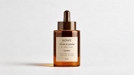 Composición editorial a partir de la fotografía de catálogo del aceite de jojoba Sowé de 50 ml.