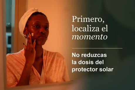 Mujer aplicándose crema facial frente a un espejo; el titular dice «Primero, localiza el momento».