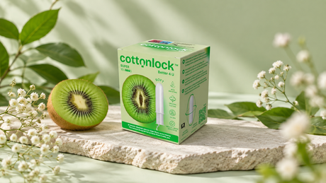 Caja verde de Cottonlock Super de 16 unidades junto a medio kiwi; ilustración editorial creada con IA.