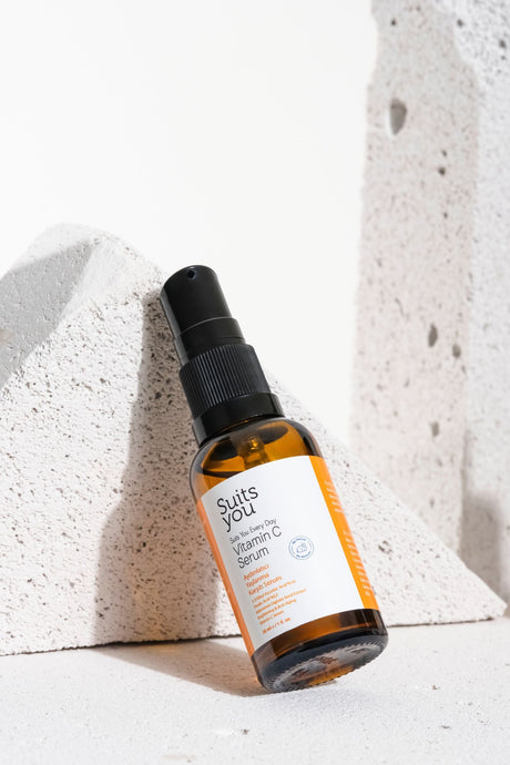 Sérum de vitamina C de cosmética orgánica para una rutina antimanchas que unifica el tono de la piel — Biovardi