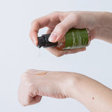 Dosificador del sérum Benton Deep Green Tea de 30 ml aplicando producto sobre el dorso de la mano
