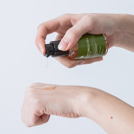 Dosificador del sérum Benton Deep Green Tea de 30 ml aplicando producto sobre el dorso de la mano