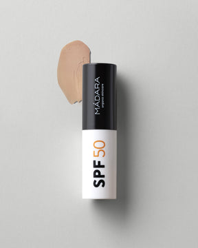 Envase de Mádara Protector solar mineral en stick SPF50 12 g