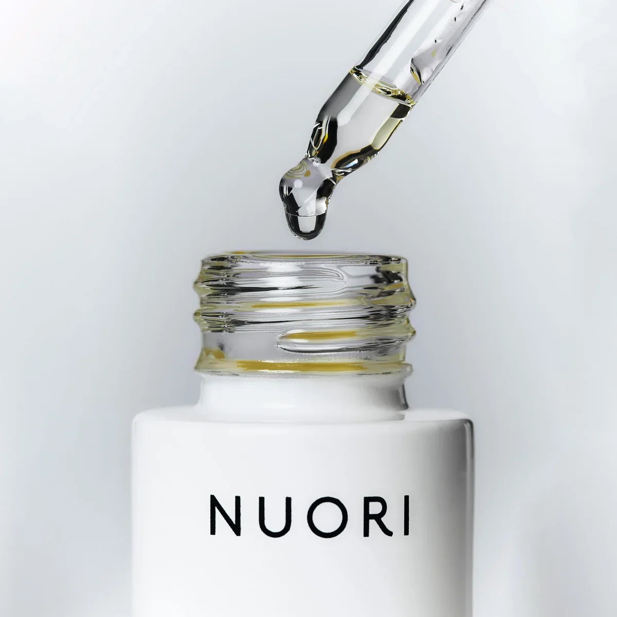 Aceite facial Nuori Perfecting Facial Oil aplicado sobre la piel