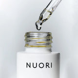 Aceite facial Nuori Perfecting Facial Oil aplicado sobre la piel