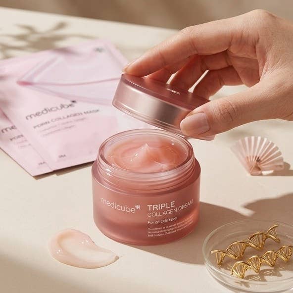Aplicacion de la crema Medicube Triple Collagen sobre la piel
