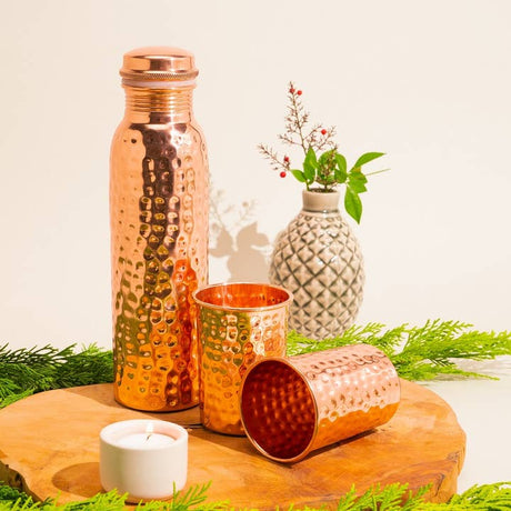 Set botella de cobre martillada 950 ml con 2 vasos