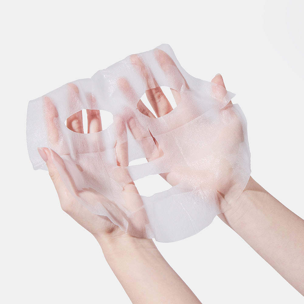 Detalle del tejido fino de la mascarilla Benton Aloe Soothing Mask desplegado entre las manos