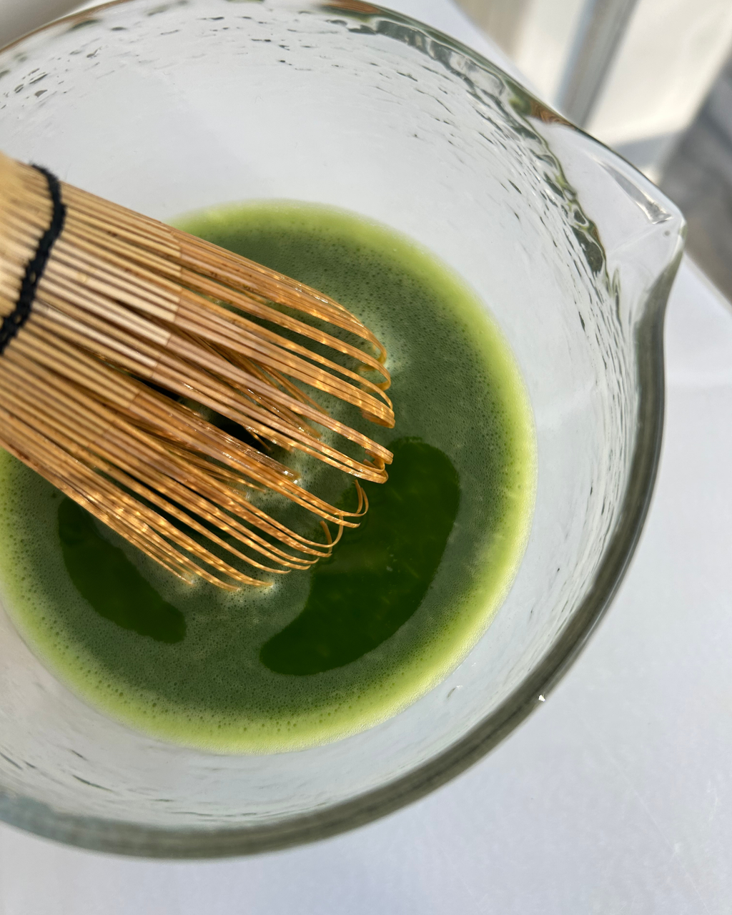 Escoba de bambú dorada Matcha