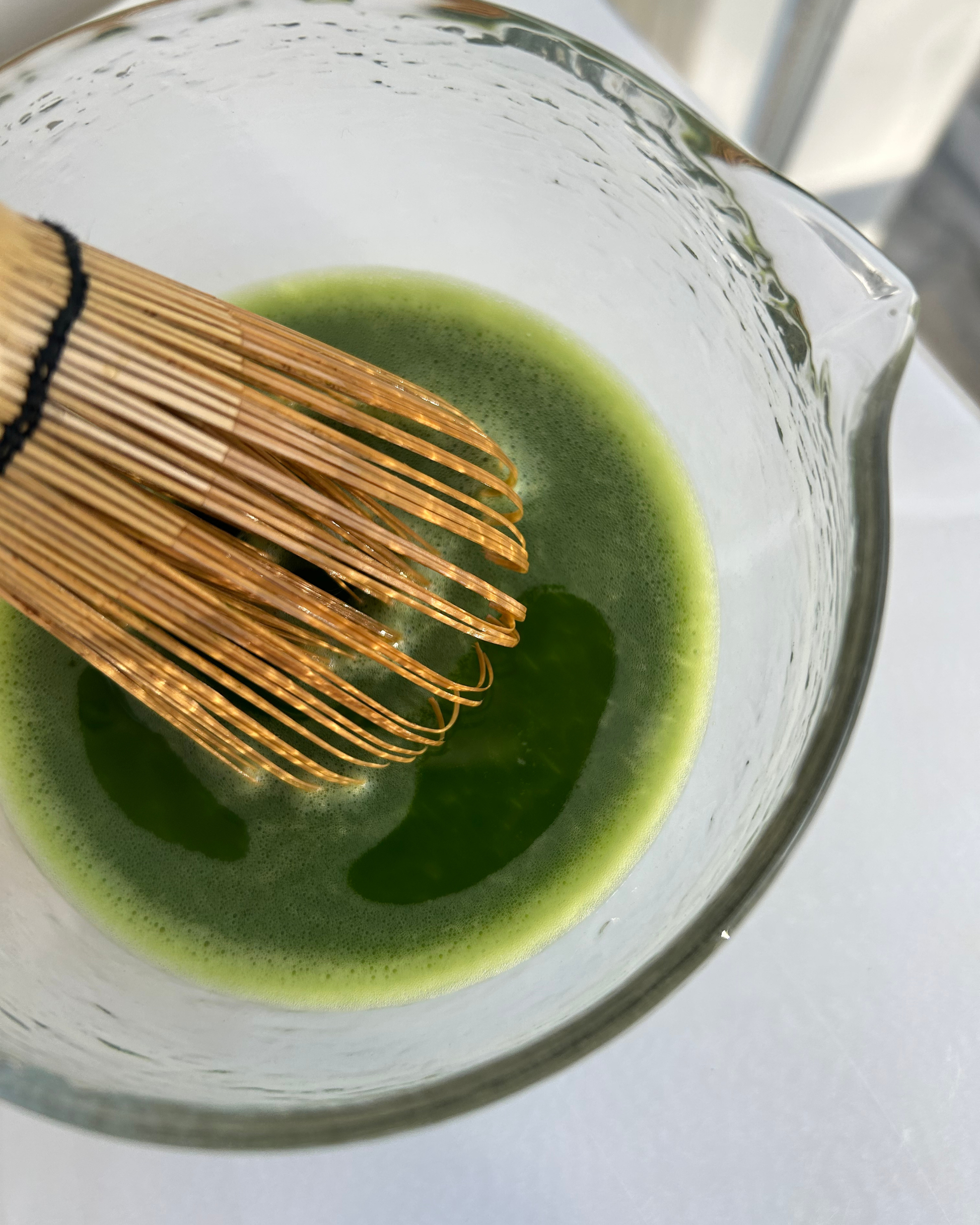 Escoba de bambú dorada Matcha