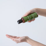 Tónico Benton Deep Green Tea de 150 ml vertido en la palma de la mano