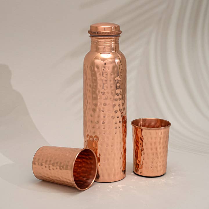 Set botella de cobre martillada 950 ml con 2 vasos - detalle 2