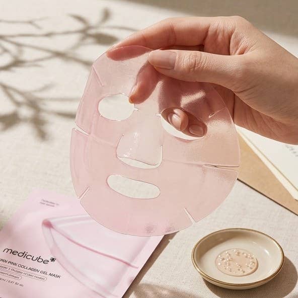Cambio de color de la mascarilla Medicube PDRN de rosa a transparente