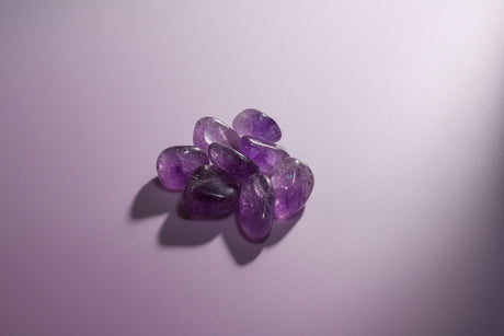Amatista natural canto rodado de color violeta con forma redondeada