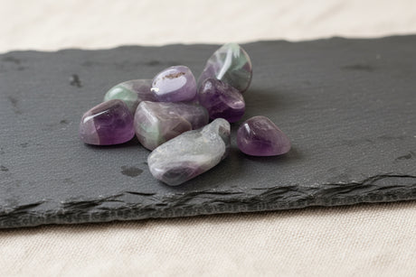 Fluorita natural pulida con tonos translúcidos y acabado suave