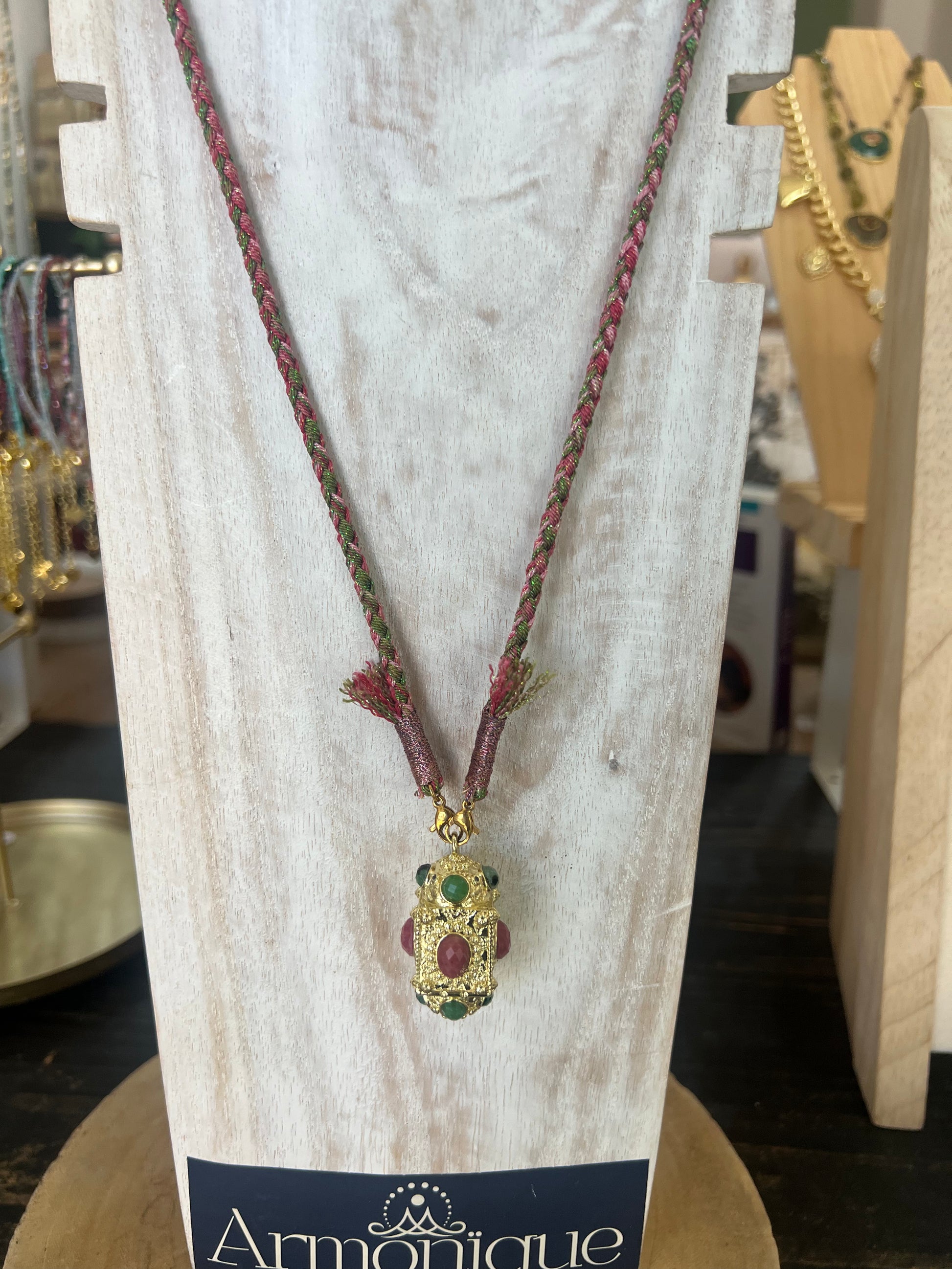 Collar con piedras naturales