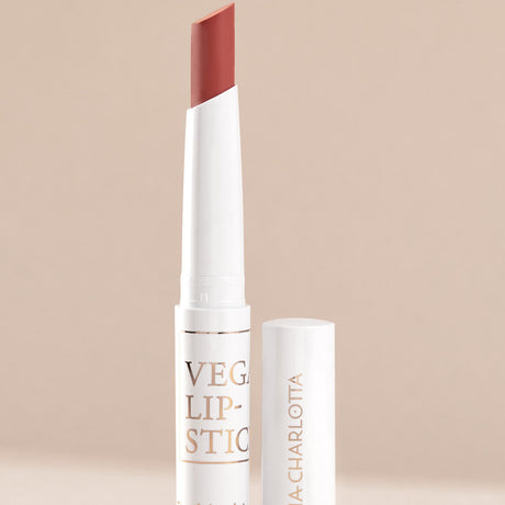 Envase de Kia Charlotta Barra de labios Embracing Failure 1,8 g