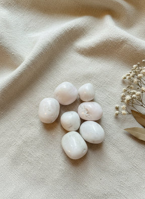 Mangano natural pulido de tonalidad rosada con acabado suave