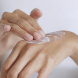 Envase del protector solar facial mineral Nuori SPF 30 sin filtros químicos