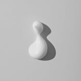 Textura de la crema hidratante facial Nuori Vital sobre la piel