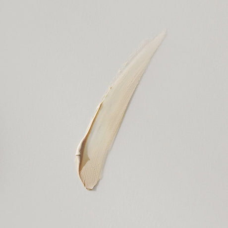 Textura del protector solar mineral Nuori SPF 30 extendida sobre la piel