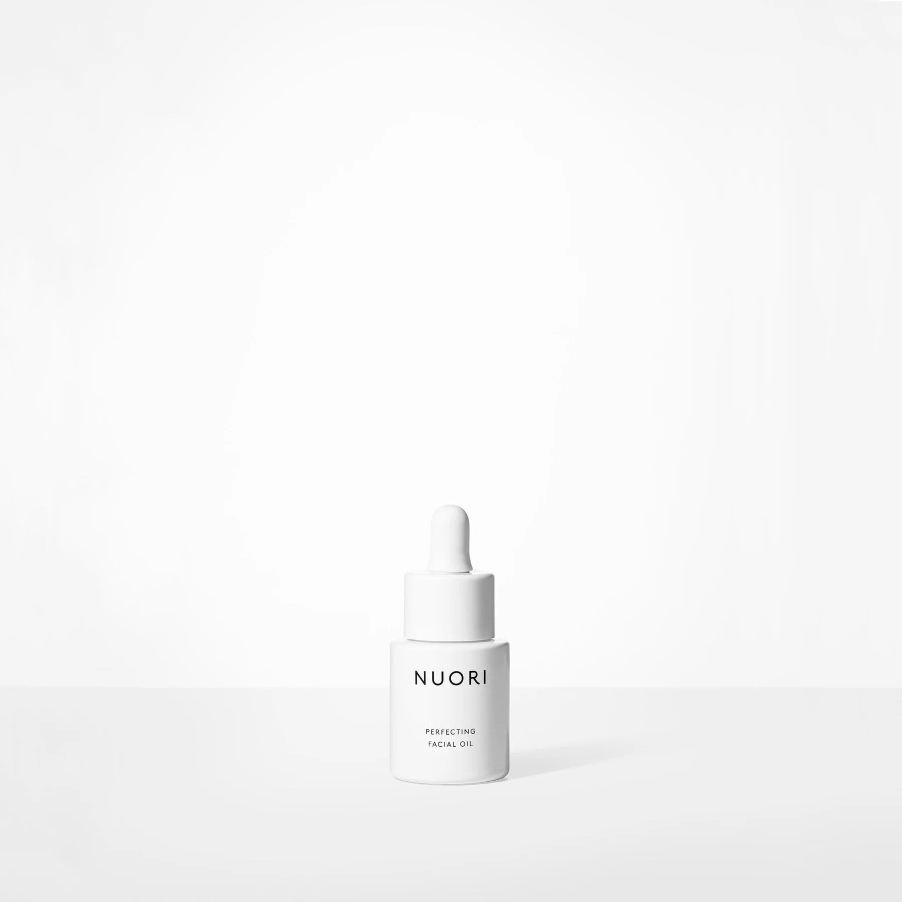 Envase de NUORI Perfecting Facial Oil.