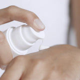 Aplicación del sérum facial calmante Nuori Vital Repair