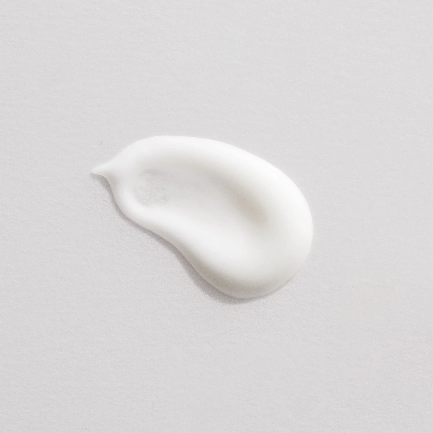 Textura del sérum facial Nuori Vital Repair sobre la piel